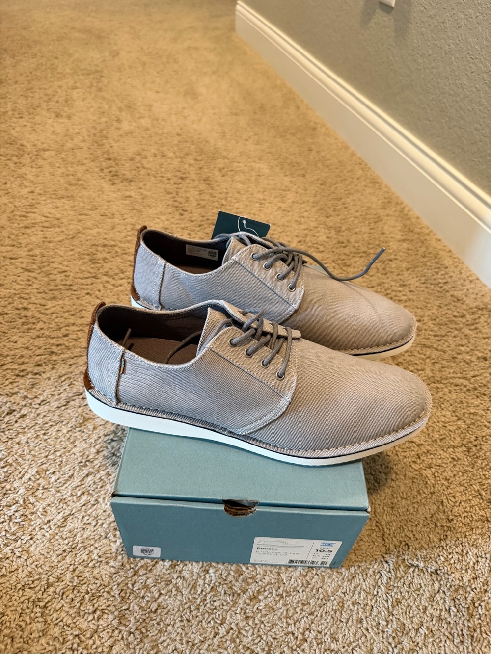 Toms Men's Lace-Up Canvas Oxfords in Light Gray and Brown Trim